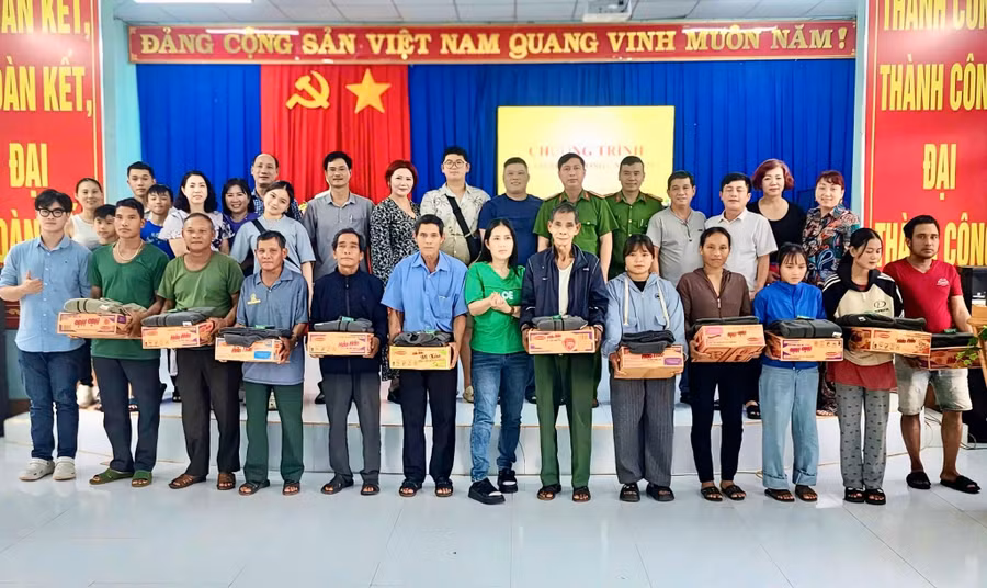 cong-an-xa-ia-o-va-doan-thien-nguyen-tpho-chi-minh-trao-qua-cho-nguoi-dan-tich-cuc-tham-gia-phong-trao-toan-dan-bao-ve-an-ninh-to-quoc.jpg