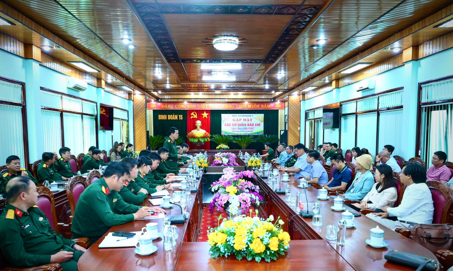 quang-canh-buoi-gap-mat-giua-binh-doan-15-voi-cac-co-quan-bao-chi.jpg