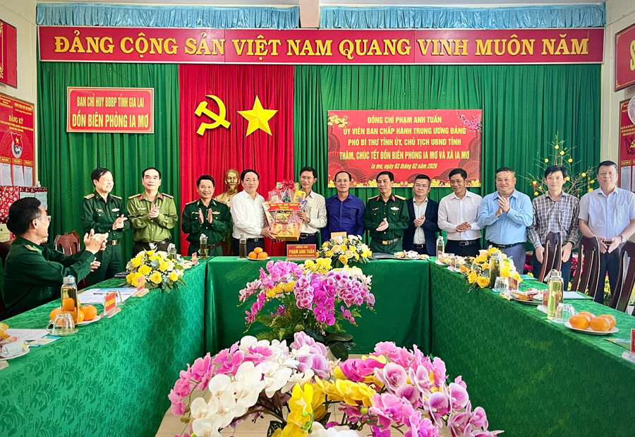 chu-tich-ubnd-tinh-gia-lai-pham-anh-tuan-tang-qua-chuc-tet-cap-uy-chinh-quyen-xa-ia-mo.jpg