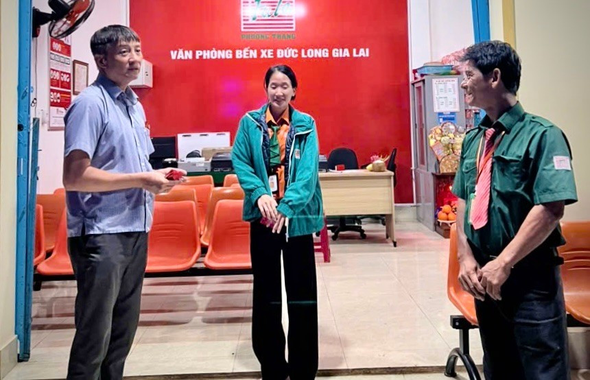 ong-tran-dinh-son-pho-giam-doc-so-xay-dung-chuc-tet-li-xi-cho-nhan-vien-nha-xe-phuong-trang.jpg