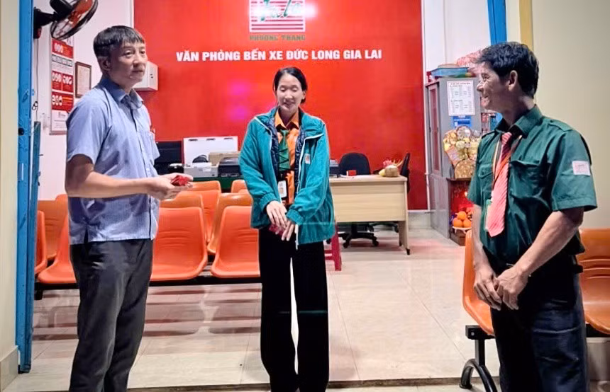 ong-tran-dinh-son-pho-giam-doc-so-xay-dung-chuc-tet-li-xi-cho-nhan-vien-nha-xe-phuong-trang.jpg