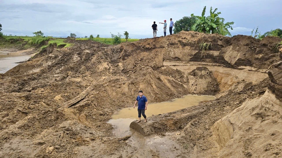 Cán bộ Phòng Kinh tế xã Phú Thiện (phía trên) đến hiện trường kiểm tra vụ đào bới khai thác gỗ tại làng Kual. Ảnh: Minh Phương g5.jpg