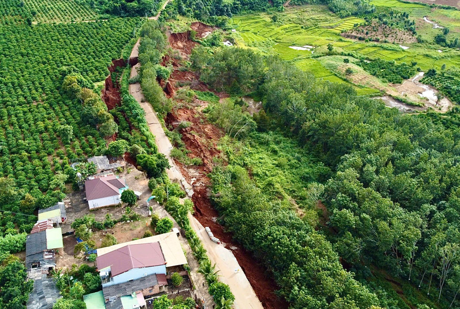 Khu vực sạt lở trên tuyến đường Lê Hồng Phong có dấu hiệu tiếp tục lan rộng. Ảnh: Minh Phương sa-lo-32.jpg
