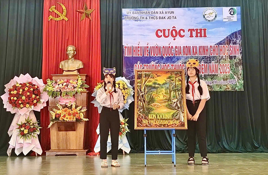 Đội Trường Tiểu học và THCS Đak Jơ Ta thuyết minh về sự đa dạng sinh học của Vườn Quốc gia Kon Ka Kinh. Ảnh: K.T thi-2.jpg