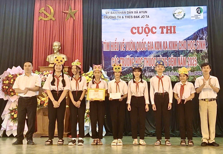 Ban Tổ chức trao giải nhất cho Trường Tiểu học và THCS Đak Jơ Ta. Ảnh: K.T thi-3.jpg