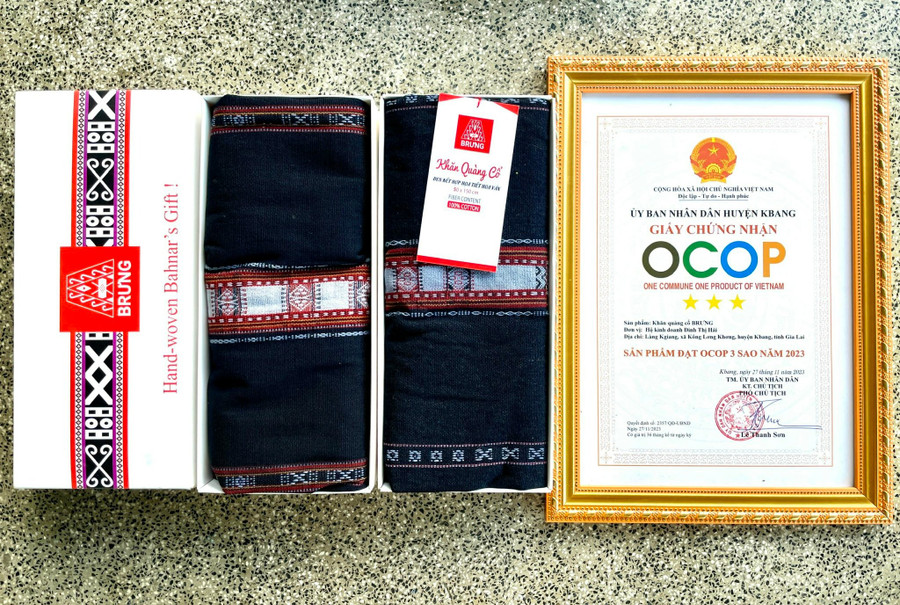 “Khăn quàng cổ Brưng” của chị Đinh Thị Hái (làng Kgiang, xã Tơ Tung) được chứng nhận sản phẩm đạt OCOP 3 sao năm 2023. Ảnh: Minh Phương khan-quang-co-brung-cua-chi-dinh-thi-hai-lang-kgiang-xa-to-tung-duoc-chung-nhan-san-pham-dat-ocop-3-sao-nam-2023.jpg