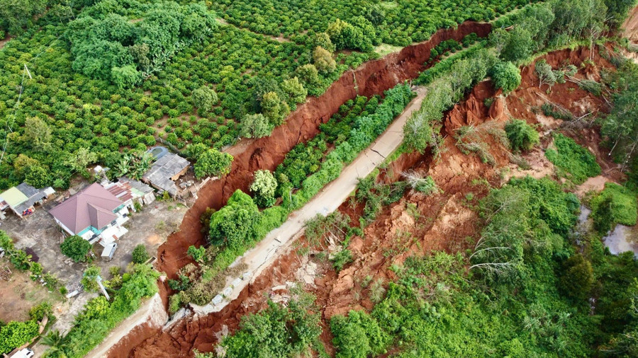 Một đoạn đường Lê Hồng Phong (xã Ia Ly) dài khoảng 100 m đã bị sụt lún hoàn toàn khiến đường giao thông bị chia cắt, đe dọa an toàn của 6 hộ dân sinh sống ở khu vực này. Ảnh: Minh Phương a11.jpg
