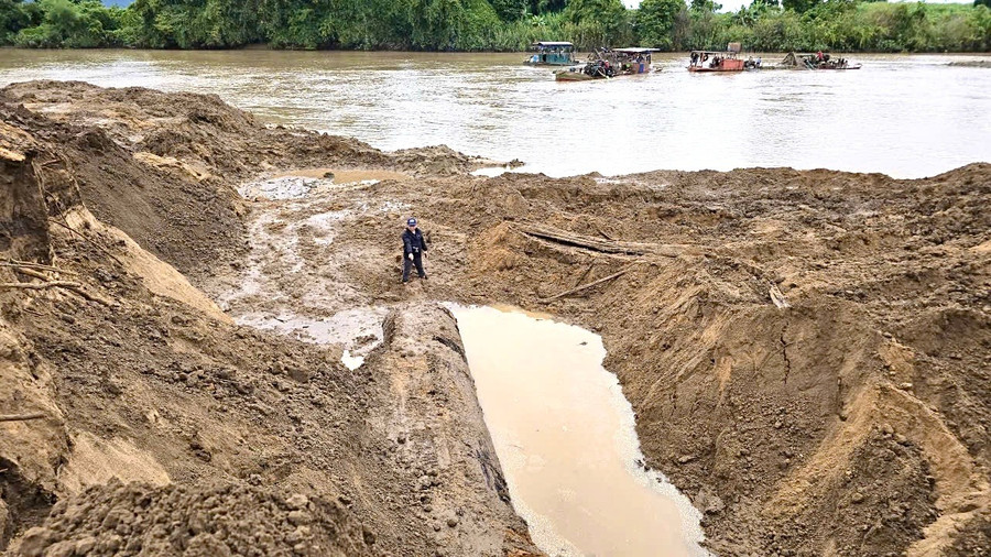 1 đoạn thân cây dài còn nằm lại hiện trường vụ đào bới, các đối tượng khai thác chưa kịp cưa cắt, tẩu tán đi nơi khác. Ảnh: Minh Phương g7.jpg