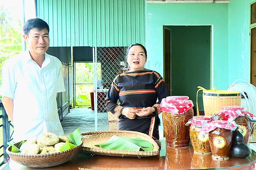 Chị Nay H’Tó (buôn Phu Ama Miơng, phường Ayun Pa) đã nâng tầm rượu cần Jrai Ayun Pa thành sản phẩm OCOP 3 sao. Ảnh: Minh Phương ruou-ghe-dac-san.jpg