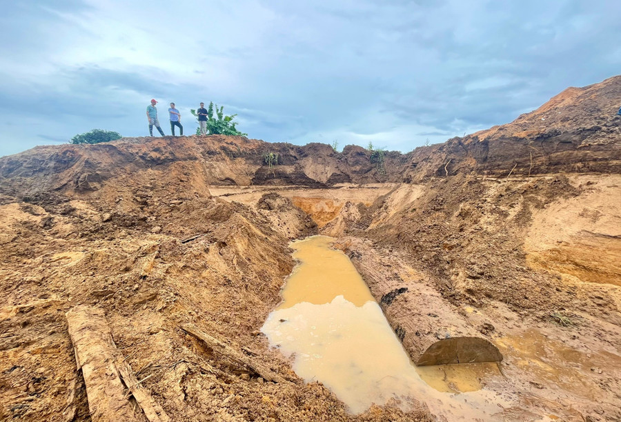 Hiện trường vụ khai thác gỗ trái phép tại bờ sông Ayun thuộc làng Kual (xã Phú Thiện). Ảnh: Minh Phương g2.jpg