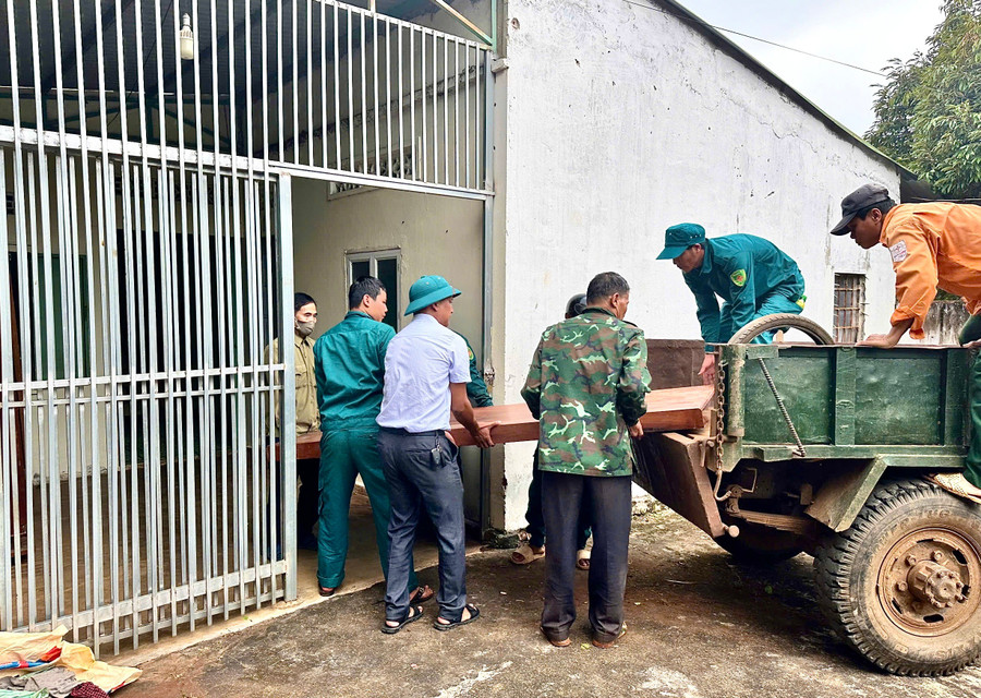 Toàn bộ tài sản của người dân được hỗ trợ di dời đến khu vực nhà thuê tạm, cách xa khu vực sạt lở. Ảnh: Minh Phương di-doi-3.jpg