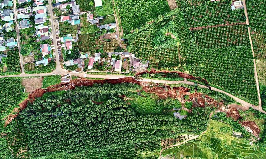 Khu vực sạt lở có quy mô rất lớn, dài khoảng 400 m. Ảnh: Minh Phương anh-sat-lo-1.jpg