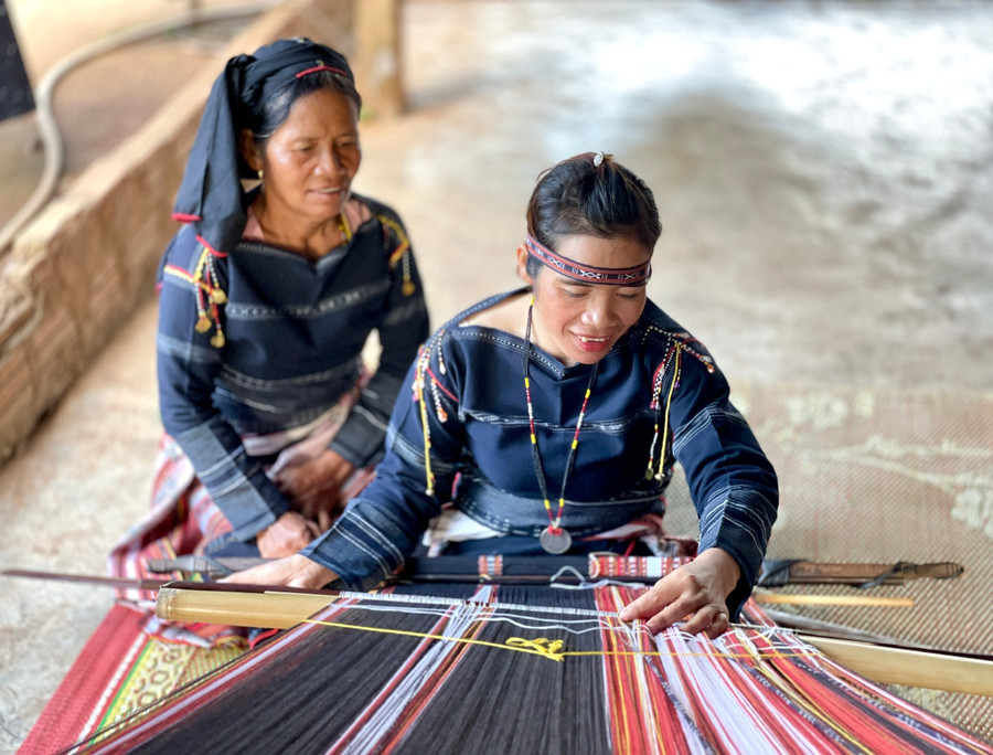Chị Đinh Thị Hái (làng Kgiang, xã Tơ Tung) cùng bà con Bahnar ở đây ý thức rất rõ việc lưu giữ các giá trị văn hóa để khai thác du lịch. Ảnh: Minh Phương chi-dinh-thi-hai-lang-kgiang-xa-to-tung-cung-ba-con-bahnar-o-day-y-thuc-rat-ro-viec-luu-giu-cac-gia-tri-van-hoa-de-khai-thac-du-lich-anh-minh-phuong.jpg