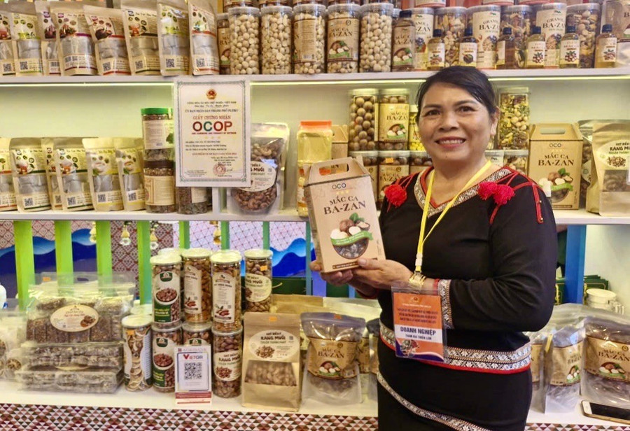 Sản phẩm mắc ca Bazan của HTX Kon Hà Nừng được chứng nhận OCOP 3 sao, mở ra hướng phát triển kinh tế mới cho đồng bào Bahnar ở địa phương. Ảnh: Minh Phương mac-ca-bazan.jpg
