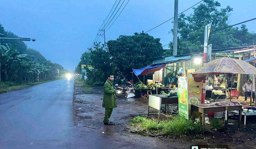 Xã Ia Krái thành lập tổ tuyên truyền, vận động người dân vào chợ buôn bán, đồng thời dẹp bỏ các điểm chợ tạm, chợ cóc dọc tỉnh lộ 664. Ảnh: ĐVCC c1.jpg