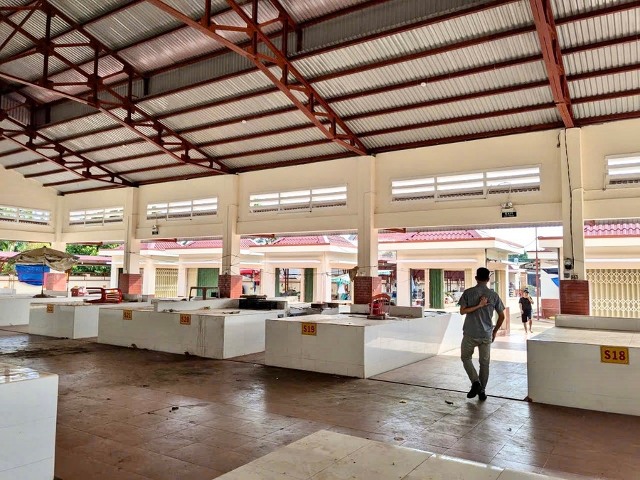 Dù được đầu tư xây dựng khang trang nhưng chợ Ia Krái vẫn vắng vẻ với vài chục tiểu thương. Ảnh: Minh Phương du-duoc-dau-tu-khang-trang-khoang-15-ty-dong-nhung-cho-ia-krai-van-vang-ve-chi-hop-eo-uot-buoi-sang-voi-vai-chuc-tieu-thuong.jpg