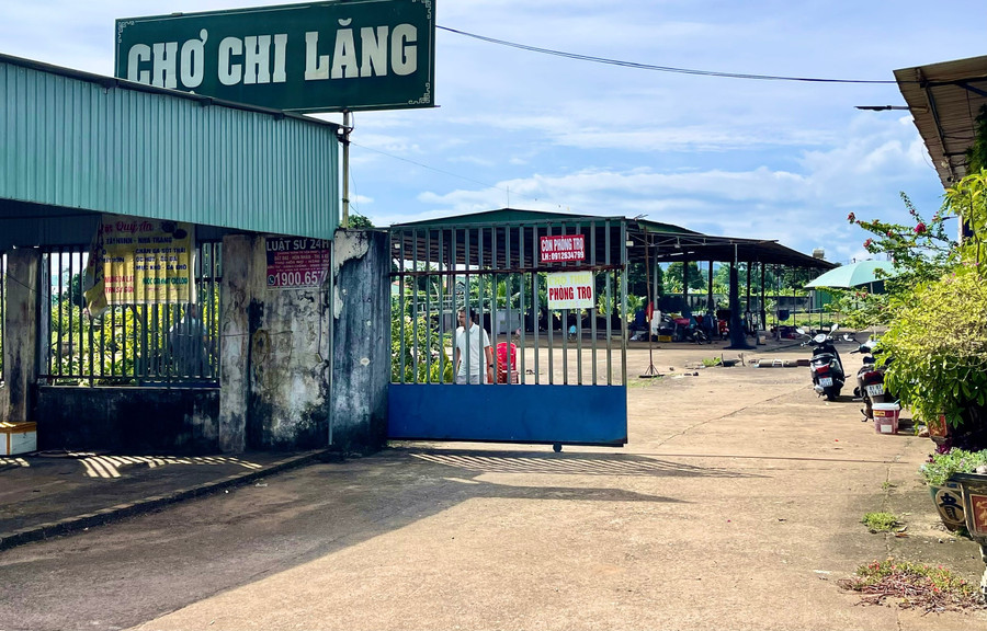 Chợ Chi Lăng (phường Hội Phú) bỏ hoang gần chục năm, doanh nghiệp tận dụng các ki ốt để cho thuê phòng trọ. Ảnh: Minh Phương cho-chi-lang-phuong-hoi-phu-bo-hoang-gan-chuc-nam-doanh-nghiep-tan-dung-cac-ki-ot-de-cho-thue-phong-tro-kiem-them-thu-nhap-anh-minh-phuong.jpg