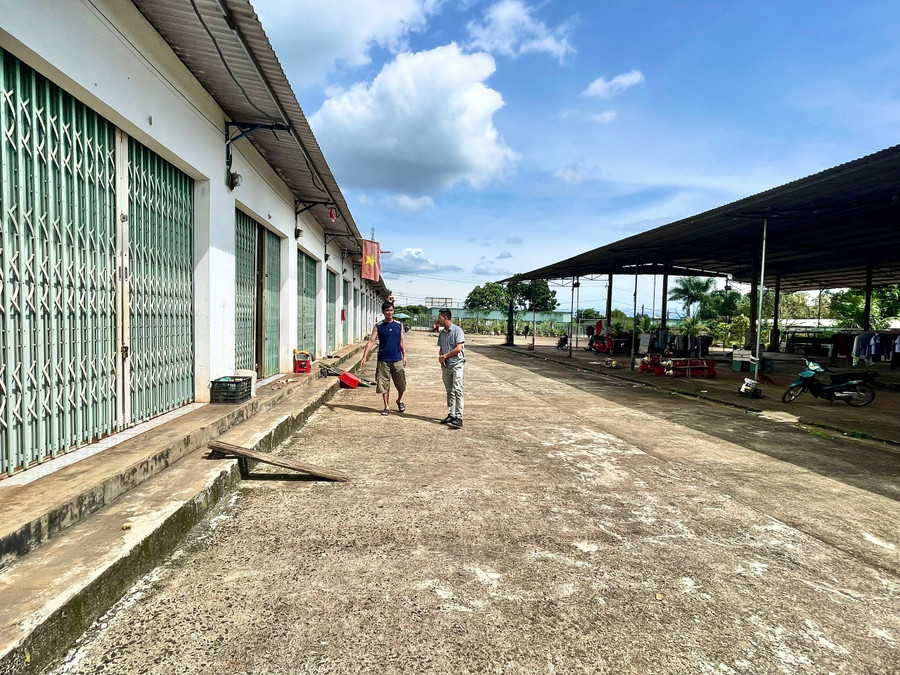 Chợ Chi Lăng (phường Hội Phú) được đầu tư xây dựng khang trang nhưng bị tiểu thương "quay lưng". Ảnh: Minh Phương cho-chi-lang-phuong-hoi-phu-duoc-dau-tu-khang-trang-bai-ban-hon-6-ty-dong-nhung-bi-tieu-thuong-quay-lung-do-ton-tai-cho-tam-gan-do-chi-vai-tram-met-anh-minh-phuong.jpg