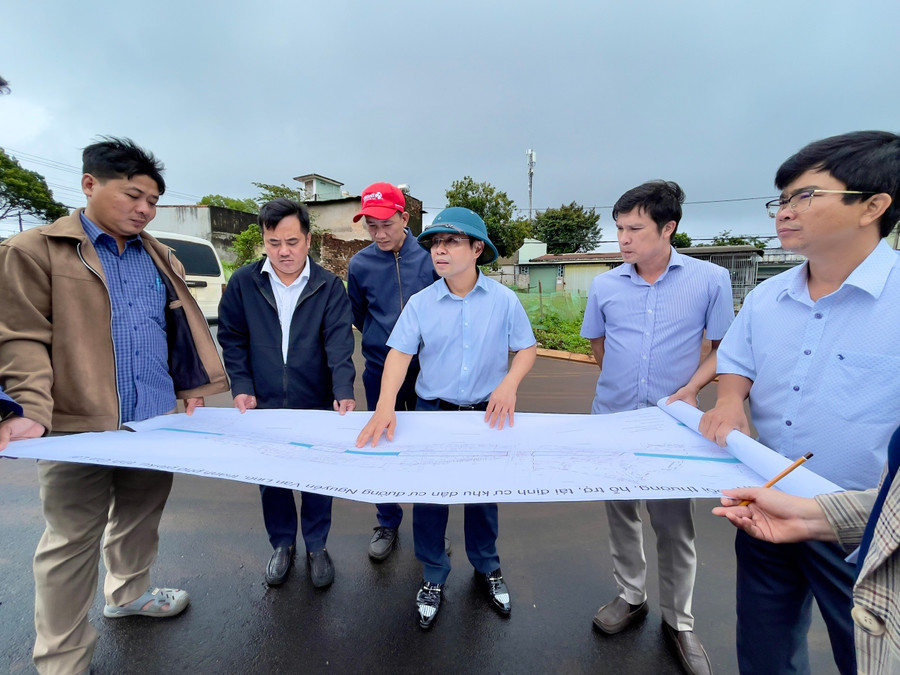 Đến thời điểm hiện tại, dự án đường Nguyễn Văn Linh còn 112 hộ chưa đồng thuận với phương án đền bù đã được phê duyệt, gây ách tắc trong khâu giải phóng mặt bằng. Ảnh: Minh Phương nvl-2.jpg