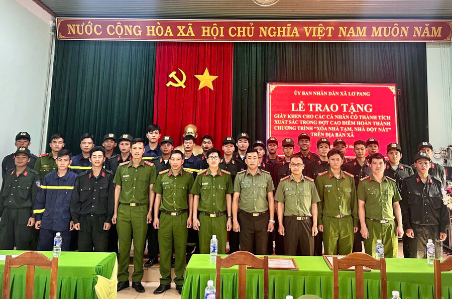 Cán bộ, chiến sĩ Công an tỉnh được lãnh đạo UBND xã Lơ Pang khen thưởng về thành tích xuất sắc trong việc tham gia xóa nhà tạm, nhà dột nát trên địa bàn. Ảnh: Minh Phương khen-2.jpg