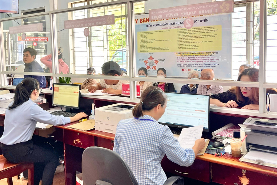 UBND tỉnh yêu cầu UBND các xã, phường kiểm tra, rà soát, tuyệt đối không để xảy ra tình trạng "cò làm giấy tờ". Ảnh: Minh Phương hcc-3.jpg