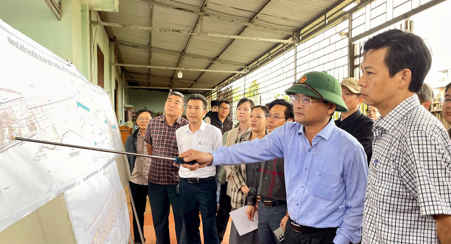 Phó Chủ tịch UBND tỉnh Nguyễn Tự Công Hoàng kiểm tra hiện trường tại dự án khu dân cư đường Nguyễn Văn Linh. Ảnh: Vũ Thảo nvl3.jpg