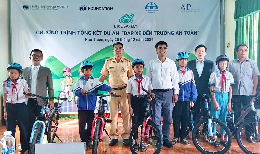 Đại diện Tổ chức AIP Foundation và các ban ngành của tỉnh và huyện Phú Thiện trao 20 chiếc xe đạp cho 20 em học sinh có hoàn cảnh khó khăn trên địa bàn huyện Phú Thiện. Ảnh: Minh Phương tang-xe-dap.jpg