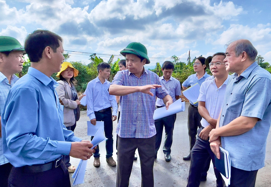 Phó Chủ tịch UBND tỉnh Gia Lai Nguyễn Hữu Quế (giữa) yêu cầu chủ đầu tư tập trung khó khăn, vướng mắc đẩy nhanh tiến độ thi công gói thầu đường liên huyện Mang Yang-Ia Pa. Ảnh: Minh Phương pho-chu-tich-ubnd-tinh-nguyen-huu-que.jpg
