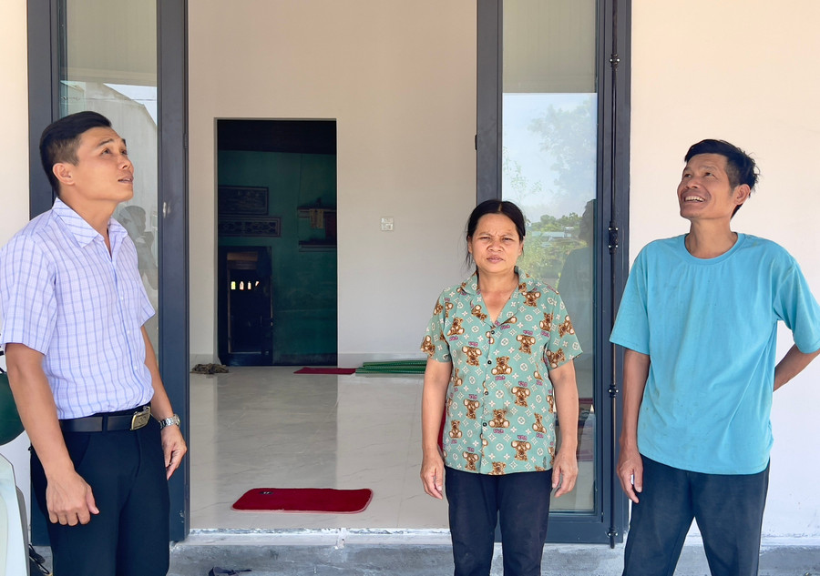 Vợ chồng ông Nông Văn Điềm-bà Nông Thị Vân (tổ 11, thị trấn Phú Thiện-bài phải) vui mừng khi được Nhà nước hỗ trợ kinh phí xây dựng ngôi nhà mới kiên cố, khang trang. Ảnh: Minh Phương vo-chong-ong-nong-van-diem-ba-nong-thi-van-to-11-thi-tran-phu-thien-vui-mung-khi-duoc-nha-nuoc-ho-tro-kinh-phi-xay-dung-ngoi-nha-moi-kien-co-khang-trang.jpg
