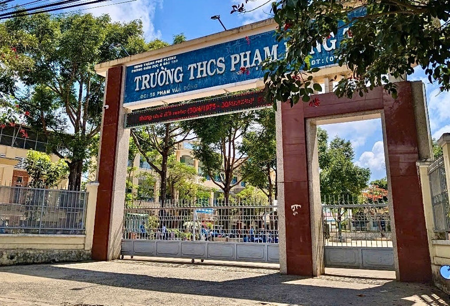 Ban Giám hiệu Trường THCS Phạm Hồng Thái (TP. Pleiku) thông báo yêu cầu các giáo viên nộp lại số tiền chi sai chế độ phụ cấp ưu đãi. Ảnh: Minh Phương pht.jpg