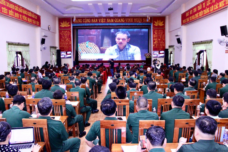 Các đại biểu tham dự chương trình Tọa đàm nâng cao hiệu quả mô hình "Kết nghĩa bền chặt giữa hộ công nhân người kinh với hộ đồng bào dân tộc thiểu số địa phương" xem phóng sự về kết quả triển khai mô hình. Ảnh: Minh Phương mo-hinh-1.jpg