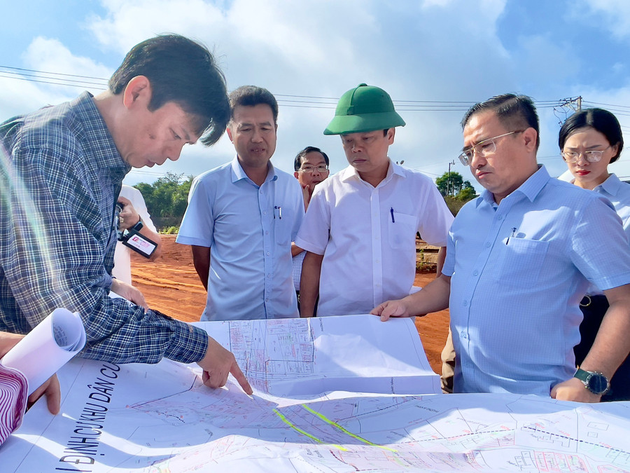 Phó Chủ tịch UBND tỉnh Nguyễn Hữu Quế kiểm tra tiến độ thi công thực hiện dự án đường Nguyễn Văn Linh. Ảnh: Minh Phương pct-nhq.jpg