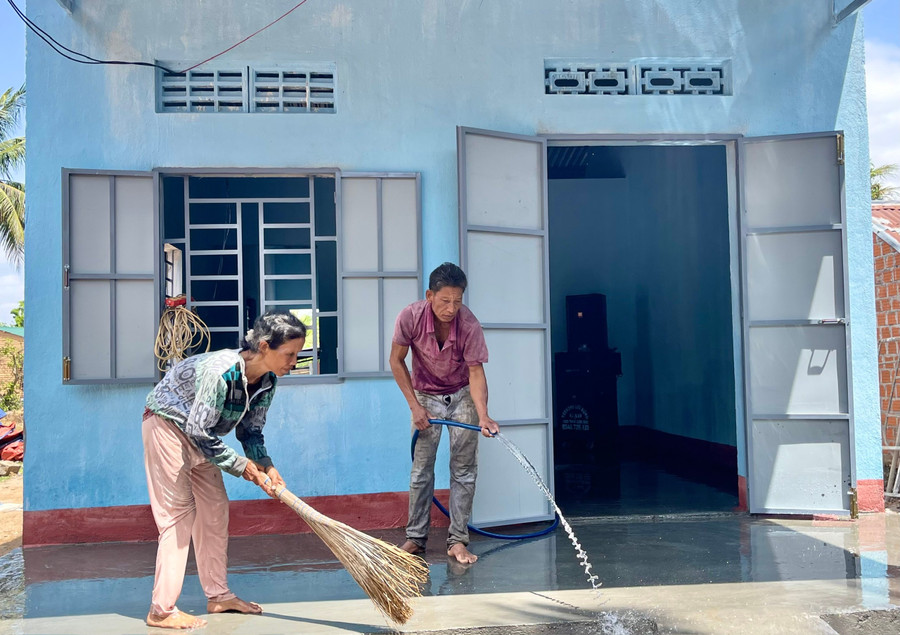 Vợ chồng bà Siu Thanh Lan (buôn Sô Ma Rơng, xã Ia Peng) đang dọn rửa nhà để chuyển vào nơi ở mới. Ảnh: Minh Phương vo-chong-ba-siu-thanh-lan-buon-so-ma-rong-xa-ia-peng-dang-don-rua-nha-chuan-bi-chuyen-vao-noi-o-moi.jpg