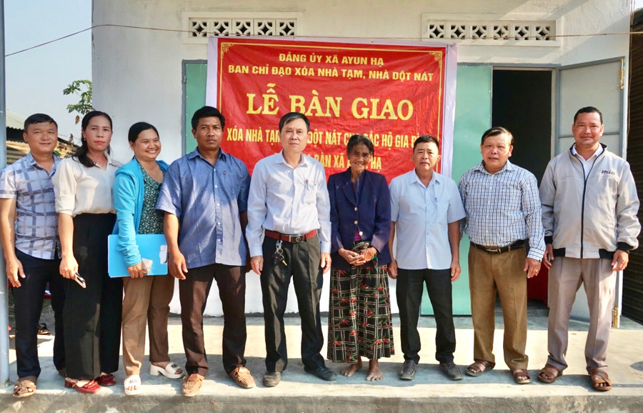 Đại diện lãnh đạo UBND huyện Phú Thiện, xã Ayun Hạ và các đoàn thể tổ chức bàn giao nhà cho hộ bà Rcom H'Pia (làng Plei Ring Đáp-đứng thứ 4 từ phải sang). Ảnh: Minh Phương dai-dien-lanh-dao-ubnd-huyen-phu-thien-xa-ayun-ha-va-cac-doan-the-to-chuc-ban-giao-nha-cho-ho-ba-rcom-hpia-lang-plei-ring-dap-dung-thu-4-tu-phai-sang.jpg