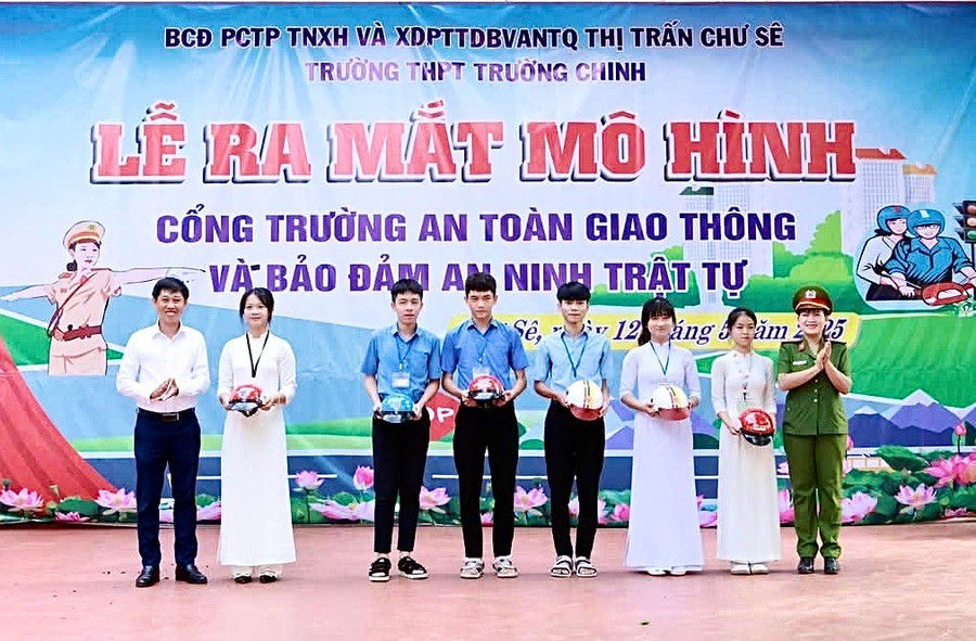 Tại buổi ra mắt mô hình “Cổng trường an toàn giao thông và đảm bảo an ninh trật tự”, Phòng Cảnh sát giao thông Công an tỉnh Gia Lai và Công an thị trấn Chư Sê tặng 40 mũ bảo hiểm cho học sinh. Ảnh: Minh Phương tang-non-bao-hiem.jpg