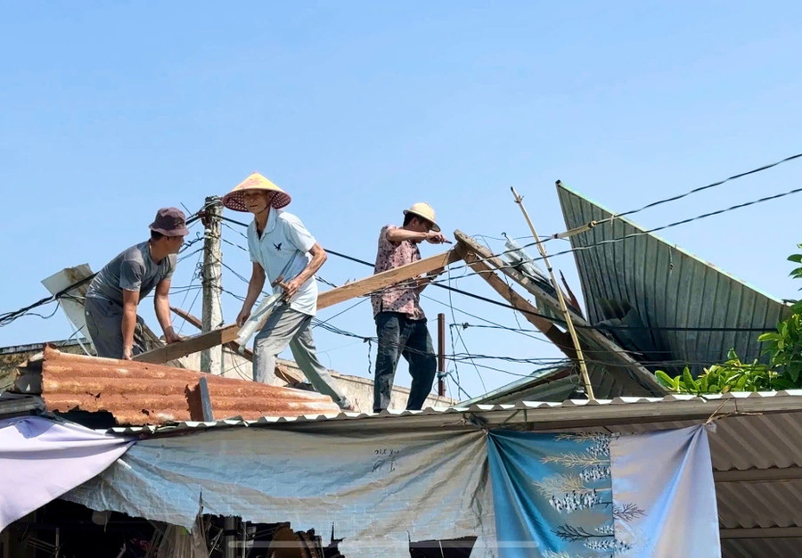 Người dân xã Chư Rcăm khắc phục hậu quả do thiên tai gây ra. Ảnh: Minh Phương toc-mai.jpg
