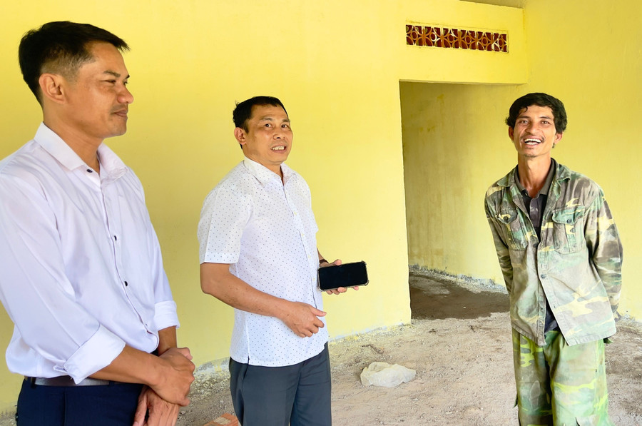 Anh Ksor San (buôn Sô Ma Hang B, xã Ia Peng-bìa phải) vui mừng vì được Nhà nước hỗ trợ kinh phí xây nhà mới. Ảnh: Minh Phương anh-ksor-san-bia-phai-buon-so-ma-hang-b-xa-ia-peng-vui-mung-khi-sap-don-vao-o-trong-can-nha-moi-khang-trang-rong-thoang.jpg
