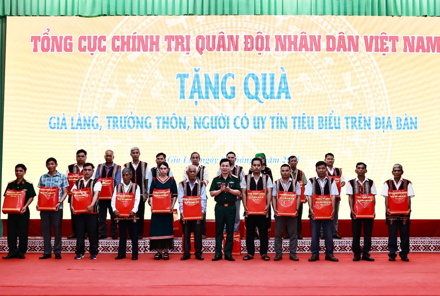 Trung tướng Đỗ Xuân Tụng-Phó Chủ nhiệm Tổng cục Chính trị Quân đội nhân dân VIệt Nam trao quà tặng cho các già làng, trưởng thôn, người uy tín trên địa bàn huyện Đức Cơ và Ia Grai. Ảnh: Minh Phương tang-qua.jpg