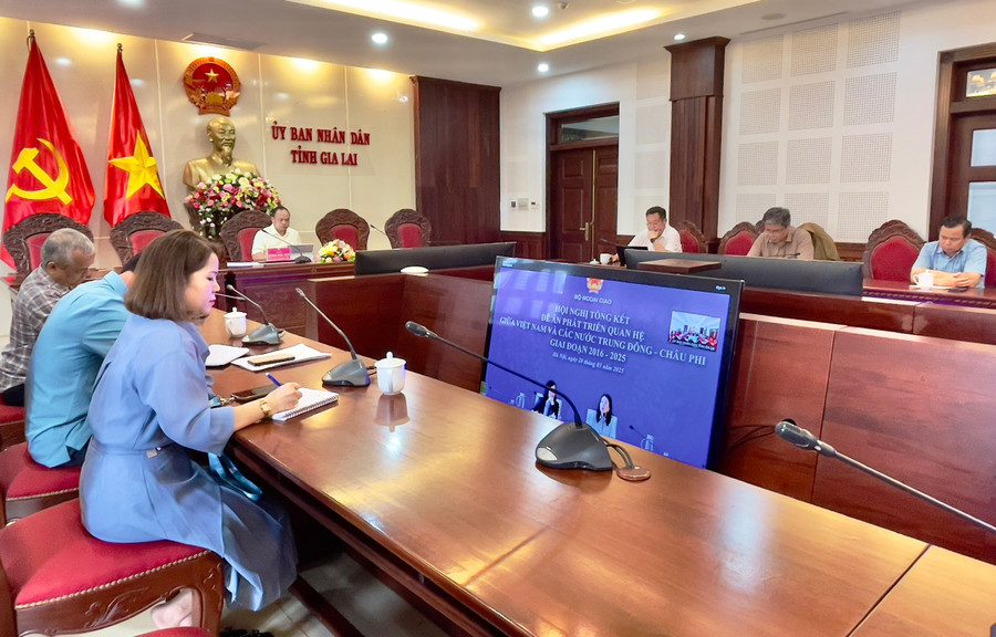 Các đại biểu tại điểm cầu Gia Lai tham gia hội nghị trực tuyến tổng kết đề án “Phát triển quan hệ giữa Việt Nam và các nước Trung Đông-châu Phi giai đoạn 2016-2025”. Ảnh: Minh Phương bo-ngoai-giao.jpg