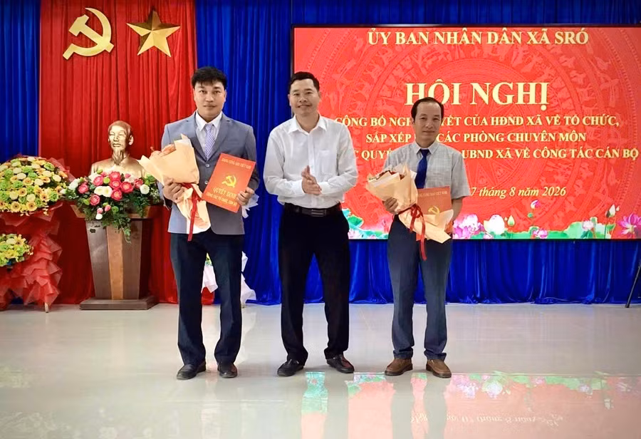bi-thu-dang-uy-chu-tich-hdnd-xa-sro-tran-van-cuu-dung-giua-trao-nghi-quyet-cua-hdnd-xa-ve-to-chuc-sap-xep-lai-cac-phong-chuyen-mon-thuoc-ubnd-xa.jpg