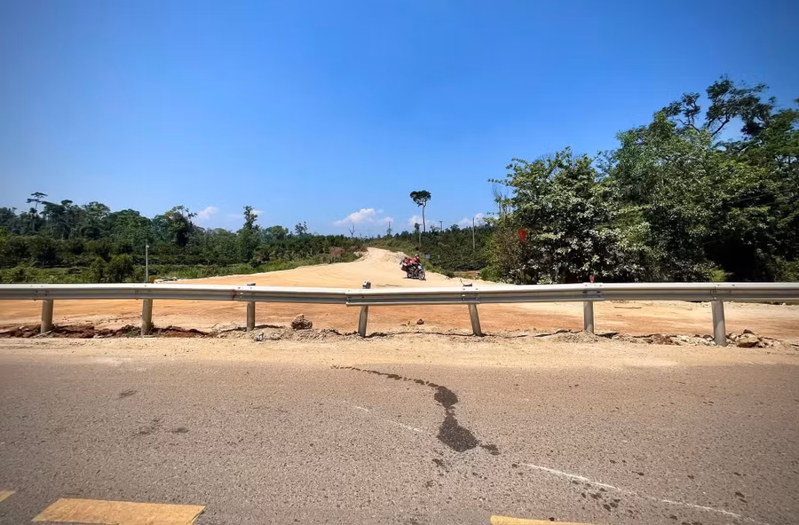 tuyen-duong-lien-xa-kbang-krong-da-hoan-thien-nhung-bi-dai-ho-lan-tren-duong-truong-son-dong-chan-ngang-diem-dau-noi-anh-mp.jpg