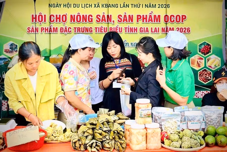 trong-ngay-hoi-du-lich-xa-kbang-co-den-116-gian-hang-gom-66-gian-hang-trung-bay-gioi-thieu-kinh-doanh-nong-san-san-pham-ocop-san-pham-dac-trung-va-am-thuc-truyen-thong-cua-dong-bao-cac-dan-toc.jpg