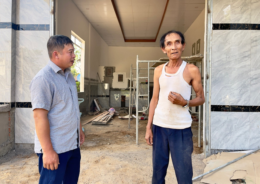 Căn nhà của ông Yđa Êban (làng Bông Pim, xã Đak Jơ Ta-bìa phải) đang xây dựng có diện tích hơn 100 m2 với tổng kinh phí xây dựng khoảng 300 triệu đồng. Ảnh: Minh Phương can-nha-cua-ong-yda-eban-lang-bong-pim-xa-dak-jo-ta-duoc-xay-kien-co-co-dien-tich-hon-100-m2-voi-tong-kinh-phi-xay-dung-khoang-300-trieu-dong.jpg