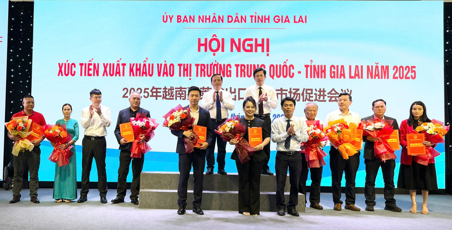 Bà Nguyễn Thị Diễm Hằng-Tổng Giám đốc Công ty Vinanutrifood Bình Định (thứ 6 từ phải sang) tại hoạt động ký kết hợp tác với các doanh nghiệp tỉnh Quảng Tây (Trung Quốc). Ảnh: Vũ Thảo ky-ket.jpg