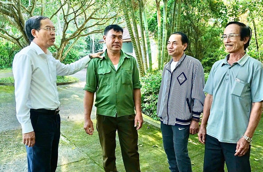 Ông Nguyễn Văn Chín (bìa trái) thường xuyên nhắc nhở lực lượng bảo vệ rừng phải giữ mình liêm chính. Ảnh: Minh Phương chin-1.jpg