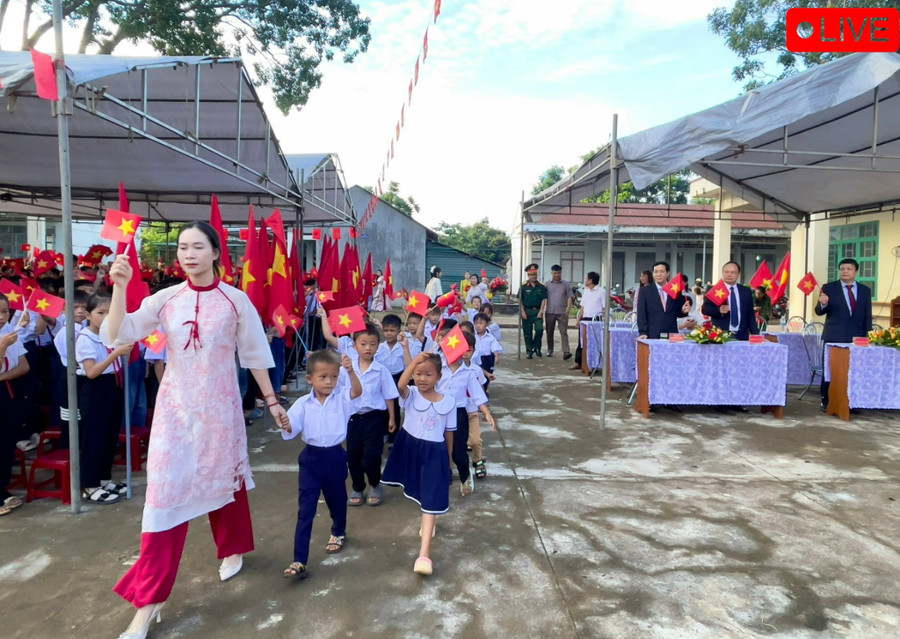 Hân hoan chào đón các em học sinh khối lớp 1. Ảnh: Minh Triều 2-6289.jpg