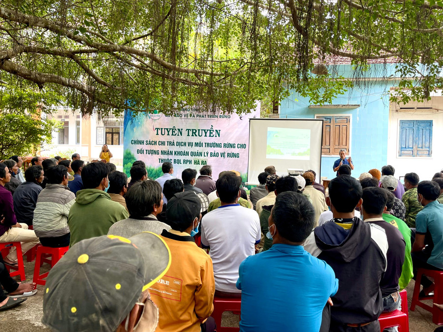 Ban Quản lý rừng phòng hộ Hà Ra thường xuyên tổ chức các buổi tuyên truyền về công tác giao khoán, bảo vệ rừng. Ảnh: Minh Phương quy-bao-ve-va-phat-trien-rung-tinh-to-chuc-tuyen-truyen-nang-cao-nhan-thuc-cua-nguoi-dan-ve-chinh-sach-chi-tra-dvmtr-tai-xa-ha-ra-huyen-mang-yang.jpg