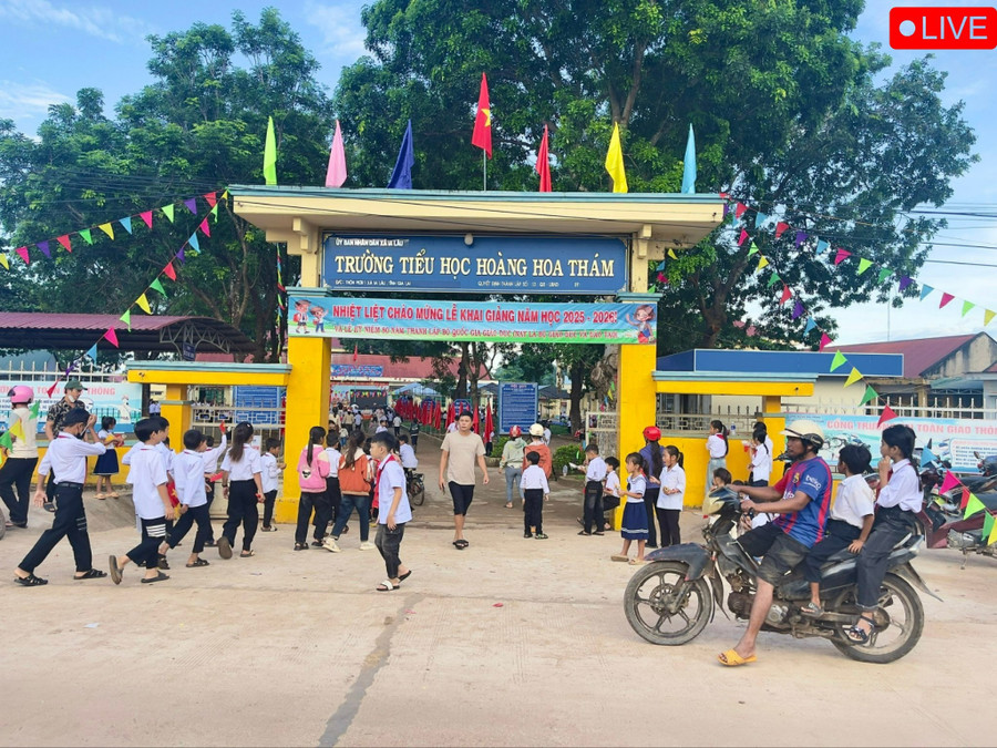 Học sinh vùng sâu Ia Lâu nô nức đến trường trong ngày khai giảng. Ảnh: Minh Triều 4-9162.jpg