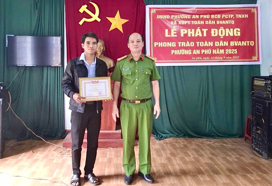 Thay mặt lãnh đạo UBND phường An Phú, Thượng tá Hồ Thanh Sơn-Trưởng Công an phường đã trao giấy khen cho anh Sinh. Ảnh: Minh Phương kt.jpg