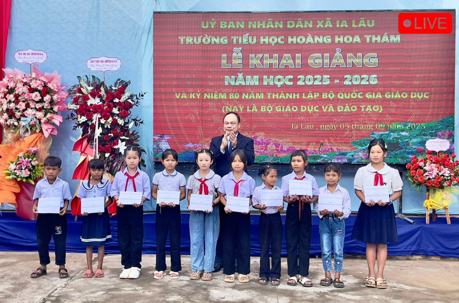 Phó Chủ tịch UBND tỉnh Dương Mah Tiệp trao 10 suất học bổng Nay Der cho học sinh nghèo vượt khó đạt kết quả khá, giỏi trong học tập. Ảnh: Minh Triều 1-5262.jpg